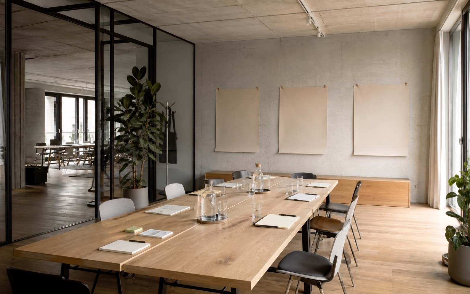 Helles Beratungsstudio mit vorbereitetem Workshopraum am Morgen